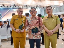 Dukung Pemko Medan Raih Predikat Informatif, Kadis Kominfo Arrahmaan Pane Terima Penghargaan KI Sumut